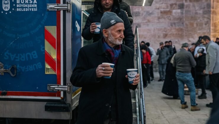 Büyükşehir Belediyesi’nden Vatandaşa Sıcak Çorba İkramı