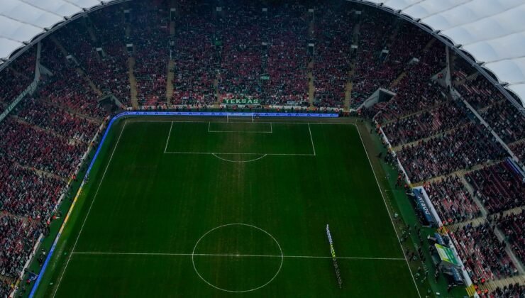 Bursaspor Tribünleri Türk Bayrakları ile Donatıldı