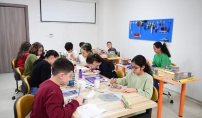 Osmangazi’de Çocuklar Kitaplardan İlham Alarak Çizim ve Tasarımlarını Üretiyor