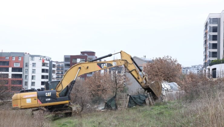 Nilüfer Belediyesi Zabıtası Balkan Mahallesinde Kaçak Barakaları Yıktı