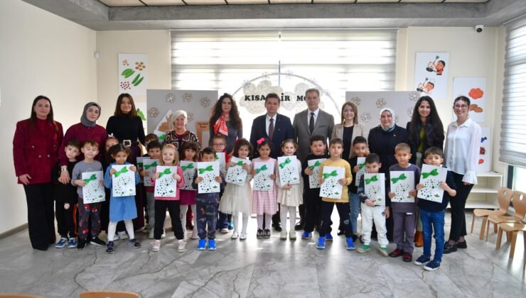 Çocukların Karnelerini Osmangazi Belediye Başkanı Erkan Aydın Verdi