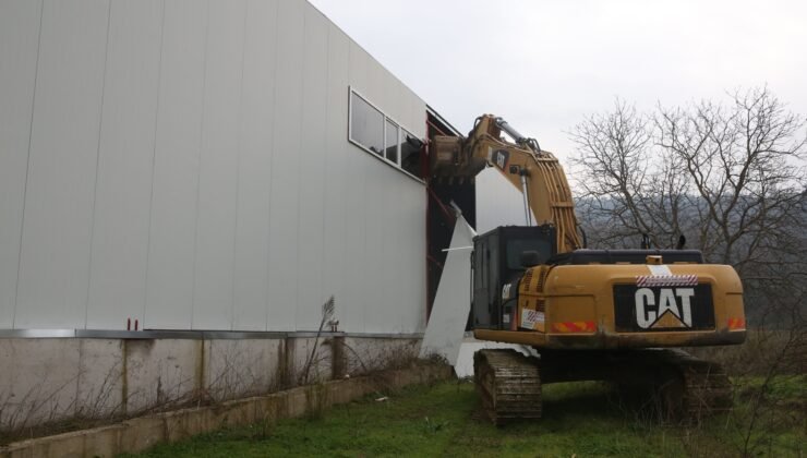 Nilüfer Zabıtası İki Kaçak iş Yerini Yıktı