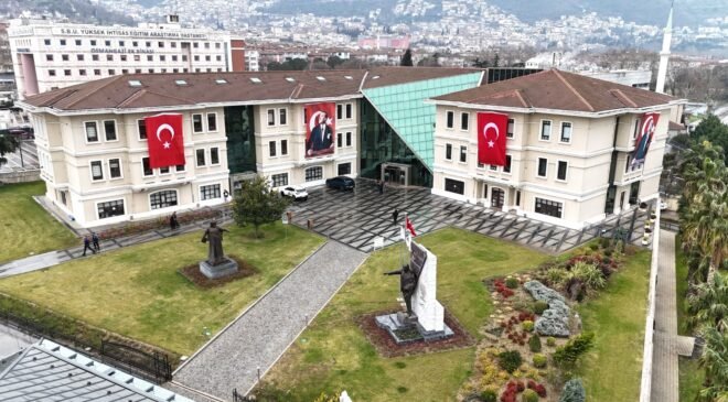 Osmangazi Belediyesi Binalarını Türk Bayrağı ile Donattı