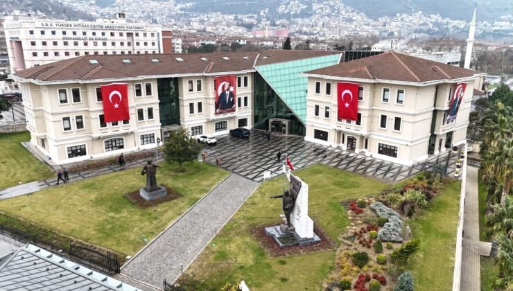 Osmangazi Belediyesi Binalarını Türk Bayrağı ile Donattı
