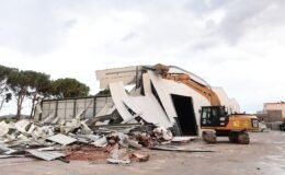 Osmangazi Belediyesi Tarım Arazilerindeki Kaçak Depoları Yıkıyor