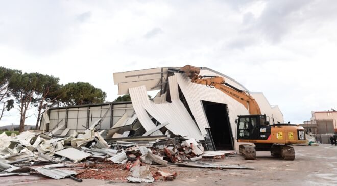 Osmangazi Belediyesi Tarım Arazilerindeki Kaçak Depoları Yıkıyor