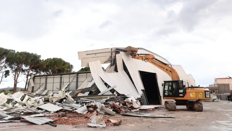 Osmangazi Belediyesi Tarım Arazilerindeki Kaçak Depoları Yıkıyor