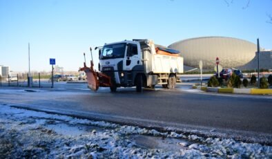 Osmangazi Belediyesi Ekipleri Tuzlama  Çalışmalarına Devam Ediyor