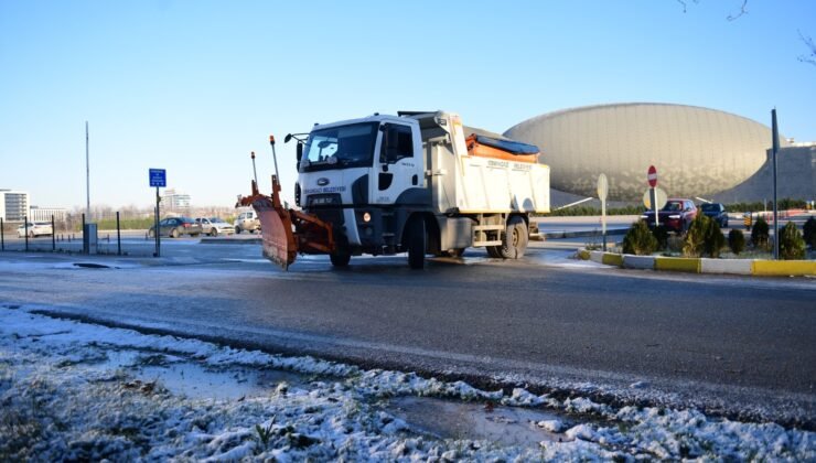 Osmangazi Belediyesi Ekipleri Tuzlama  Çalışmalarına Devam Ediyor