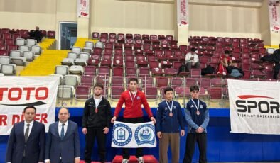 U-17 Yıldızlar Güreş Şampiyonasında Yıldırım Rüzgarı