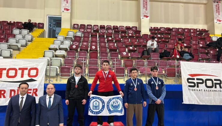 U-17 Yıldızlar Güreş Şampiyonasında Yıldırım Rüzgarı
