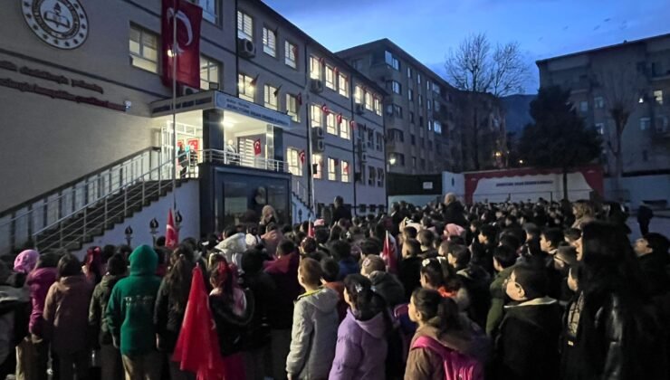 Bursa’da Deprem Şehitlerimiz ilk Ders Öncesi Saygı Duruşuyla Anıldı