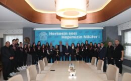 Nilüfer’in Şampiyon Kızları Kupaları Belediye Başkanı Şadi Özdemir’e Getirdi