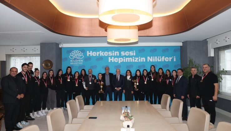 Nilüfer’in Şampiyon Kızları Kupaları Belediye Başkanı Şadi Özdemir’e Getirdi
