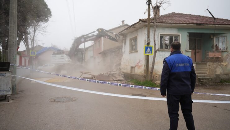 Yenişehir’de  Zabıta Okul Karşısındaki Metruk Binayı Yıktı