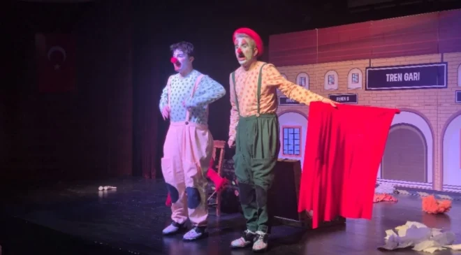 İnegöl’de “İki Bavul Dolusu” Minik Tiyatro Severlerle Buluştu