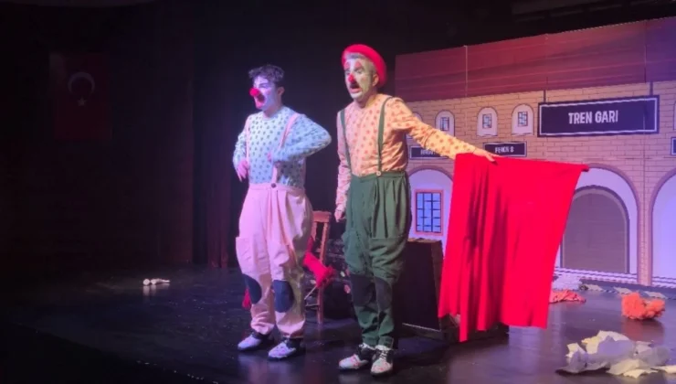 İnegöl’de “İki Bavul Dolusu” Minik Tiyatro Severlerle Buluştu