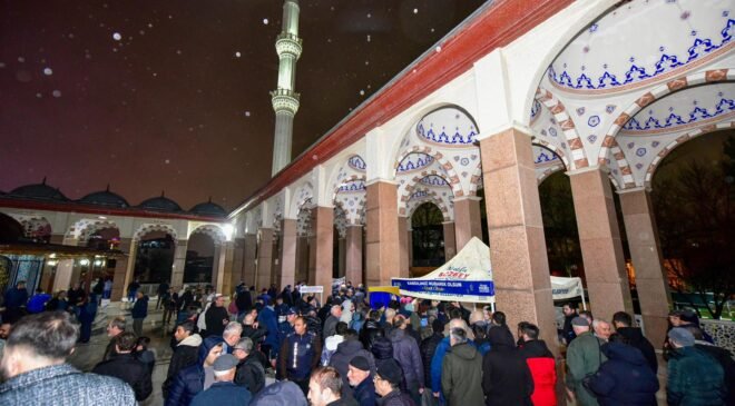 Büyükşehir Belediyesi’nden Berat Kandilinde Tatlı İkramı