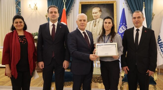 Örnek Güvenlik Görevlisine Başkan Mustafa Bozbey’den Tebrik