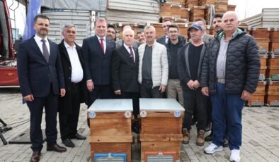 Büyükşehir Belediyesi’nden Arıcılara Kovan Desteği