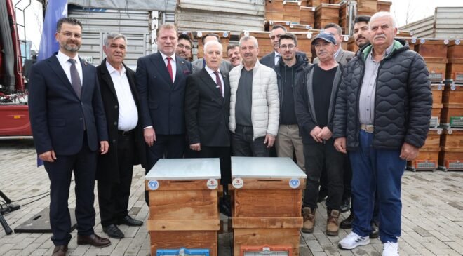 Büyükşehir Belediyesi’nden Arıcılara Kovan Desteği