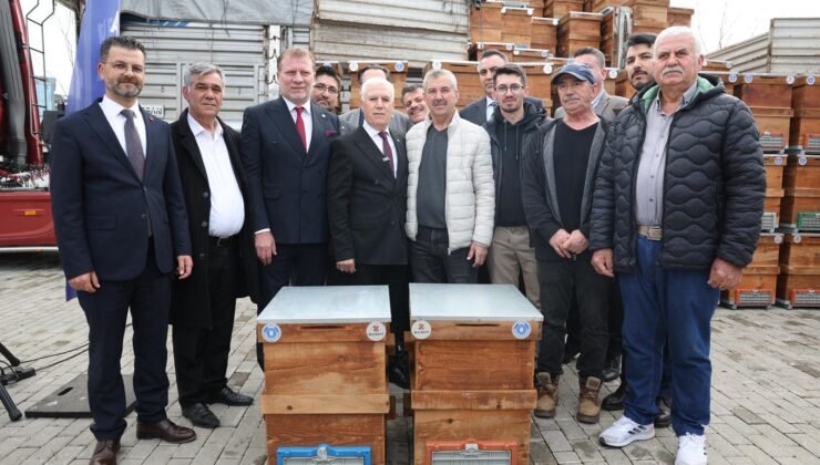 Büyükşehir Belediyesi’nden Arıcılara Kovan Desteği