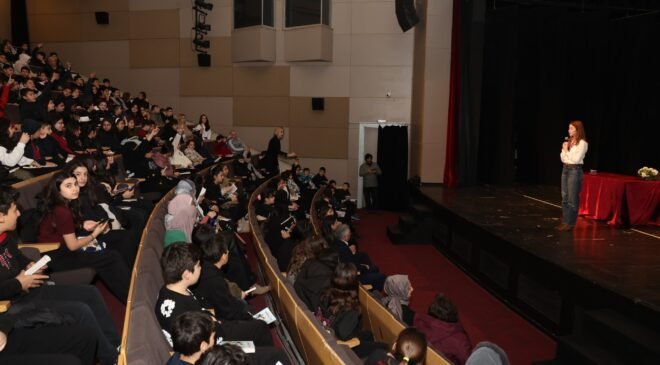 Nilüfer’de Öğrenciler Yazar Melis Sena Yılmaz ile Bir Araya Geldi