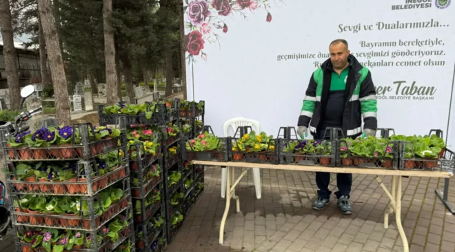 İnegöl’de Ramazan Bayramı Öncesi Mezarlıklar Çiçek Bahçesine Büründü