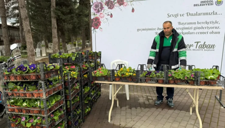 İnegöl’de Ramazan Bayramı Öncesi Mezarlıklar Çiçek Bahçesine Büründü