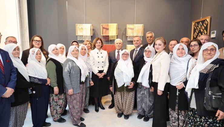 Büyükşehir Belediyesi Kadın Çalışanlarına Çiçek Jesti