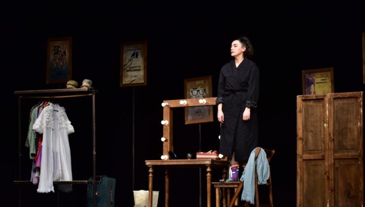 Bursa’da Ödüllü “Yan Rol” Ayakta Alkışlandı