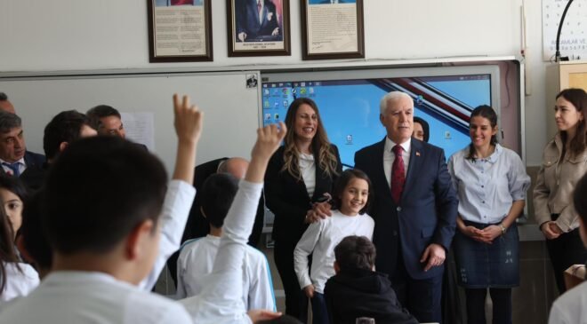 Arkadaşlarına Söz Verdi Büyükşehir Belediye Başkanı Mustafa Bozbey’i Sınıfa Getirdi