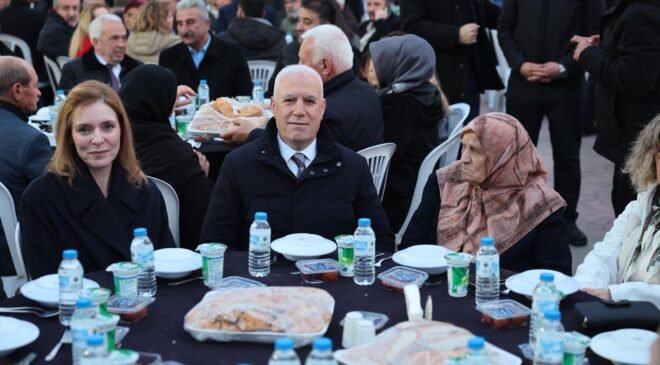 Büyükşehir Belediye Başkanı Mustafa Bozbey Kendi Mahallesinde Komşularıyla İftar Yaptı