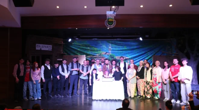 İnegöl’de Dünya Tiyatrolar Günü “Komşu Köyün Delisi” ile Kutlandı