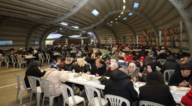 Osmangazi Belediyesi’nin İftar Sofrasında Yüzlerce Kişi Buluştu