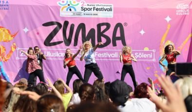 Bursa’da “Dünya Dans Gününü” Zumba Yaparak Kutladılar