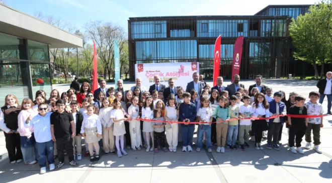 İnegöl’ün Çocuk Sanatçılarının Eserleri 23 Nisan Özel Sergisinde Görücüye Çıktı