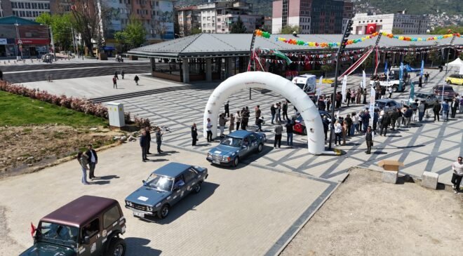 Osmangazi’de 13. Klasik Otomobil Turunda Nostalji Rüzgarı Esti