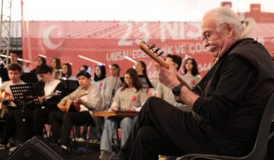 Usta Sanatçı Cahit Berkay Osmangazi Gençlik Orkestrası ve Korosu ile Aynı Sahneyi Paylaştı