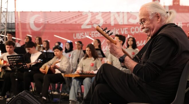 Usta Sanatçı Cahit Berkay Osmangazi Gençlik Orkestrası ve Korası ile Aynı Sahneyi Paylaştı