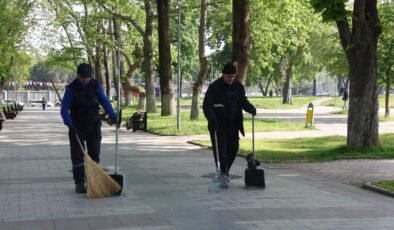 Osmangazi’de Yeşil Alanlarda Titiz Temizlik Çalışmaları Devam Ediyor