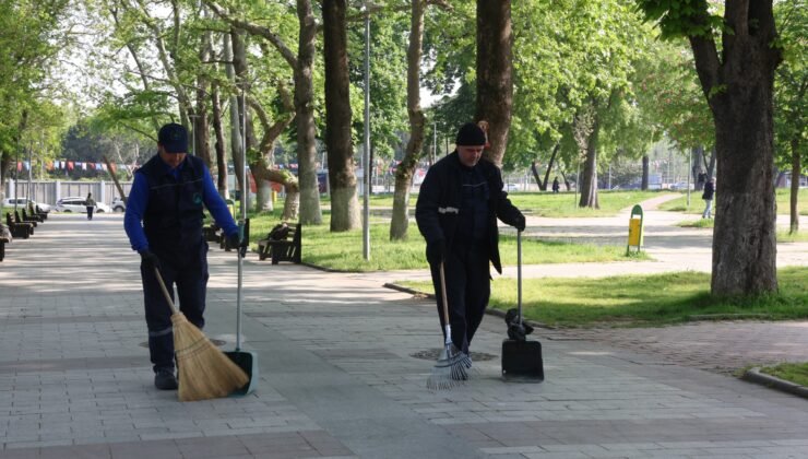 Osmangazi’de Yeşil Alanlarda Titiz Temizlik Çalışmaları Devam Ediyor
