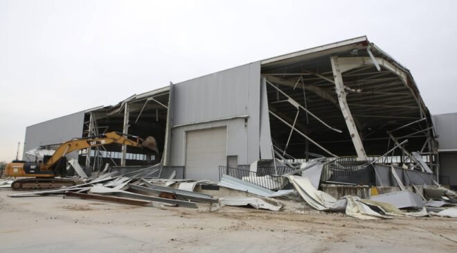 Nilüfer’de 4 Bin Metrekarelik  Kaçak Depoyu Zabıta Yıktı