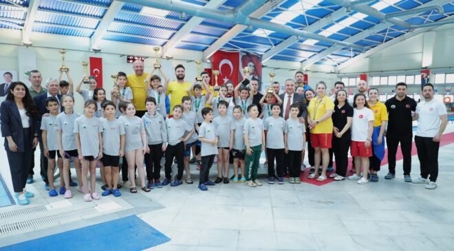 Osmangazi Yüzme Şenliğinde Kazananlar Törenle Kupalarını Aldı