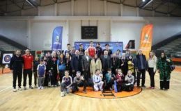 İnegöl’de Spor Festivalinde Öğrenciler Okçuluk Maharetlerini Yarıştırdı