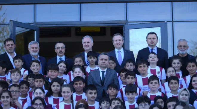 OSB Ortaokulunda 1100 Öğrenciye İnegölspor Forması ile Eşofman Takımı Dağıtıldı