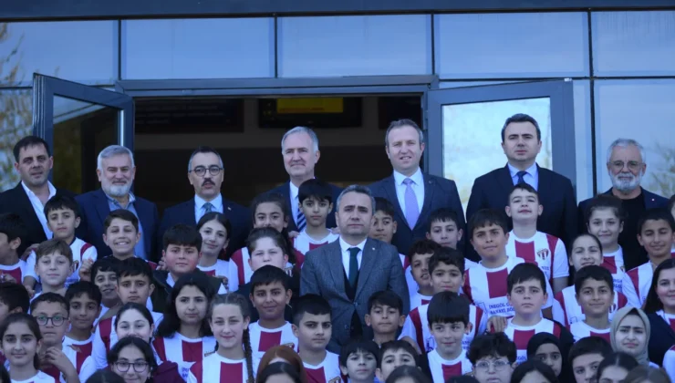 OSB Ortaokulunda 1100 Öğrenciye İnegölspor Forması ile Eşofman Takımı Dağıtıldı