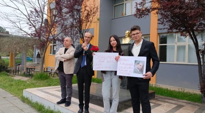 Öğretmen ve Öğrenciler Çiçeklerle Karşılandı