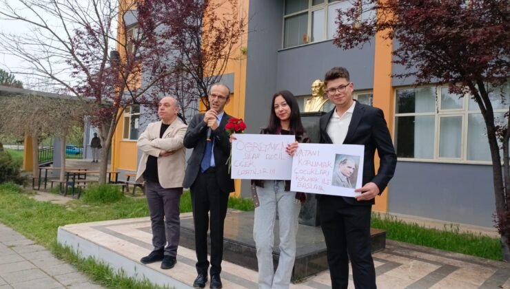 Öğretmen ve Öğrenciler Çiçeklerle Karşılandı