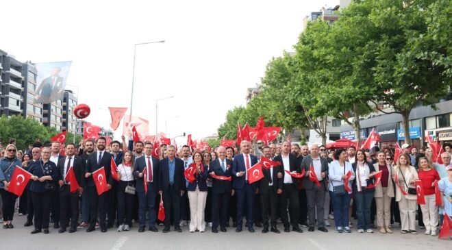 Nilüfer’de Binlerce Vatandaş Cumhuriyet için Yürüdü